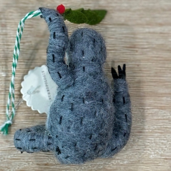 NWT Anthropologie Mistletoe Sloth Ornament Rare Sold Out - Picture 5 of 7